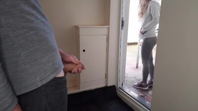 Публичная дрочка. Показывает член соседке, которая сначала записывает меня, но потом дрочит и сосет.