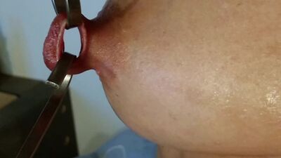 Растягиваю мои пирсингованные соски размером XXL