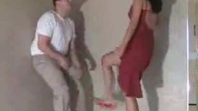Ярость с пыткой яиц в красном